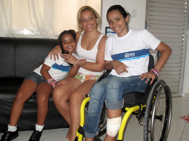 Em cadeira de rodas, Thayane luta para volta a andar um ano após tragédia (Foto: Rodrigo Vianna / G1)