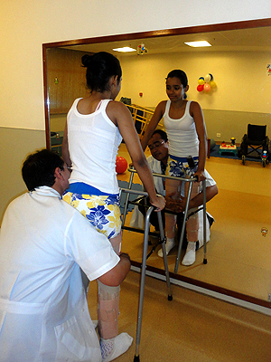 Thayane faz sessão de fisioterapia três vezes por semana (Foto: Arquivo Pessoal)