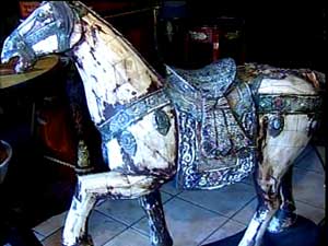 Aluguel de cavalo esculpido em osso e mármore sai por R$ 1 mil (Foto: Reprodução/TV Integração)