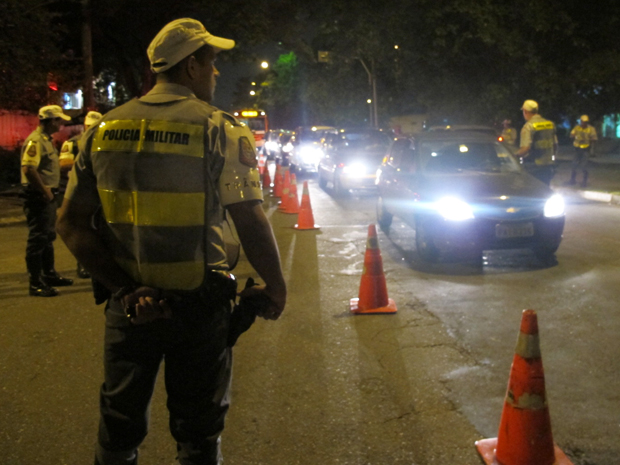 Policiais durante blitz na Zona Oeste de São Paulo (Foto: Paulo Toledo Piza/G1)