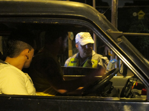 Policial faz pré-teste em condutor nesta quarta (Foto: Paulo Toledo Piza/G1)