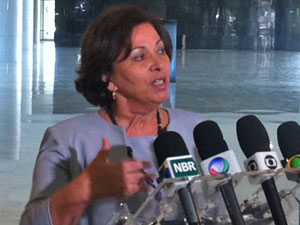 A ministra Ideli Salvatti durante entrevista no Palácio do Planalto (Foto: Filipe Matoso / G1)