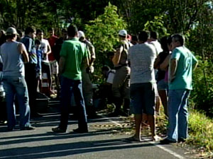 Dezenas de curiosos pararam às margens da rodovia (Foto: Reprodução/TV Integração)