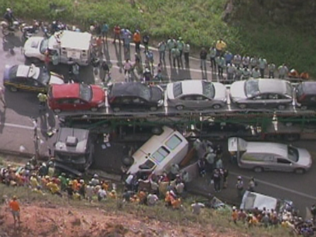 Batida entre quatro veículos matou duas pessoas (Foto: Reprodução/TV Globo)