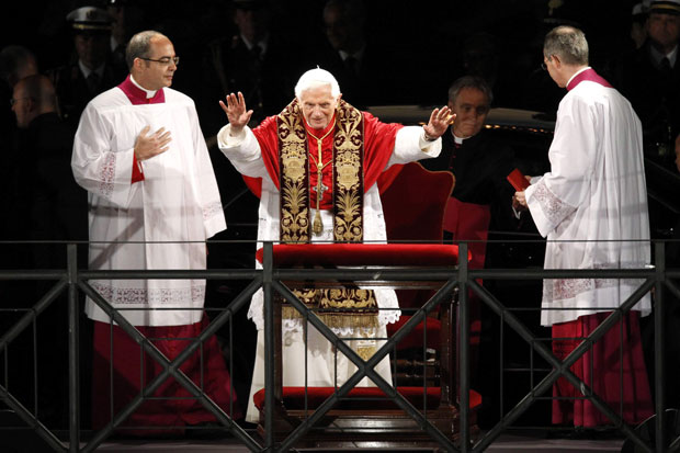Papa Bento XVI saúda fiéis em Roma (Foto: Giampiero Sposito/Reuters)