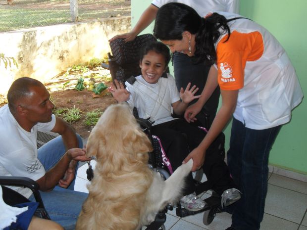 Terapia com uso de animais, a zooterapia, tem auxiliado no desenvolvimento de crianças.  (Foto: Divulgação/ Apae Bauru)