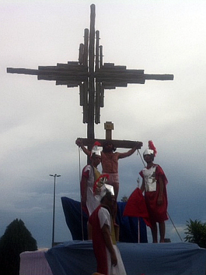 Momento de Crucificação de Jesus Cristo (Foto: Tiago Melo/G1 AM)