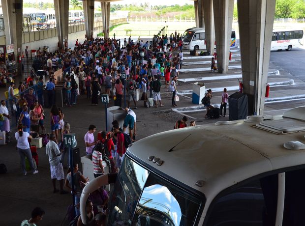 Passageiros esperam mais de 5h para embarcar nos terminais de Aracaju (Foto: Fredson Navarro / G1 SE)