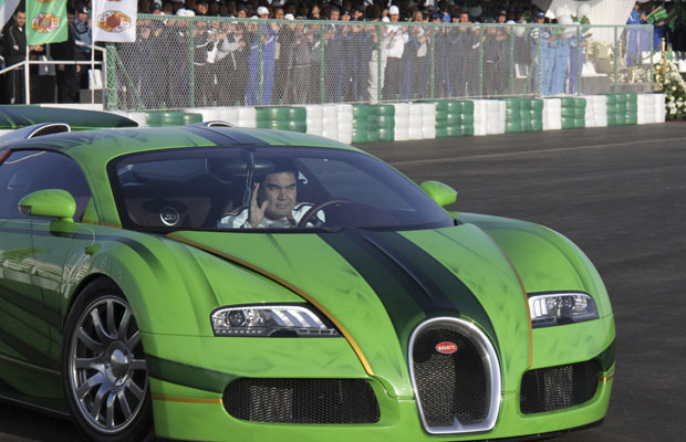Presidente do Turcomenistão disputou a corrida com um Bugatti, conhecido como o carro mais rápido do mundo (Foto: AP)