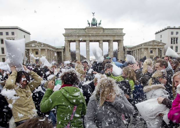 Dezenas de pessoas participaram de luta de travesseiros em Berlim. (Foto: Thomas Peter/Reuters)