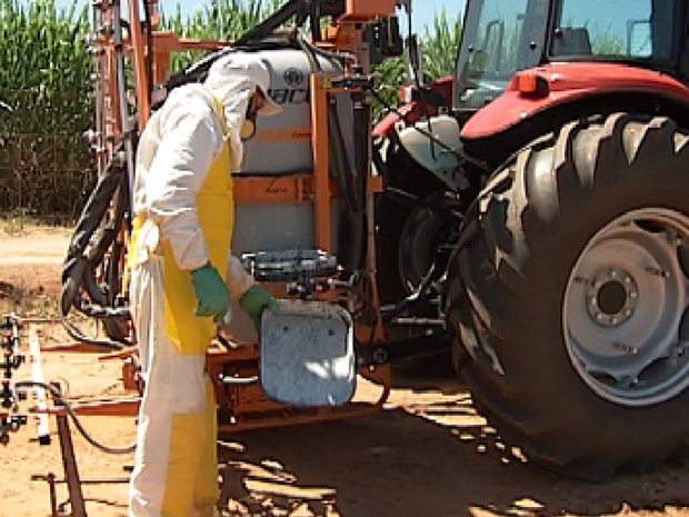 Agricultor prepara o herbicida para passar na plantação (Foto: Reprodução / TV Tem)