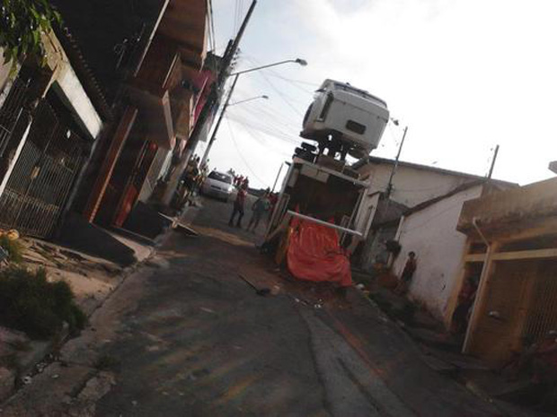 Acidente não deixou feridos; motorista saiu pelo teto (Foto: Vanessa Regina de Lima / VC no G1)