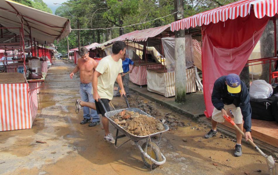 Moradores fazem a limpeza das ruas da feirinha em Teresópolis