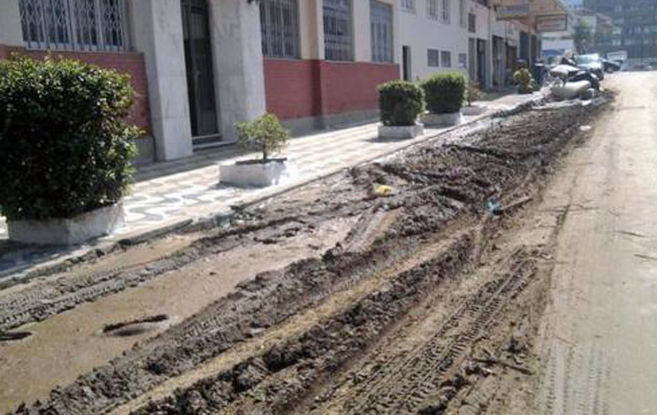 Ruas de Teresópolis ficaram cheias de lama