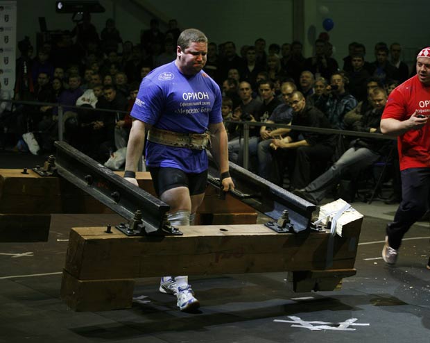 Nikolai Trishkov carrega peso de 370 kg. (Foto: Ilya Naymushin/Reuters)