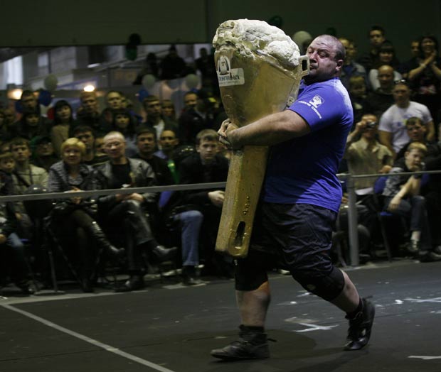 Vladimir Kalinichenko carrega peso de 200 kg no formato de sorvete. (Foto: Ilya Naymushin/Reuters)