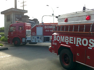 Caminhões do Corpo de Bombeiros chegao ao depósito no início da tarde deste domingo (8) (Foto: Bernardo Tabak/G1)