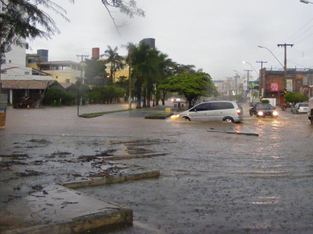 Ruas em Montes Claros ficaram alagadas por causa de temporal. (Foto: (Foto: Corpo de Bombeiros))