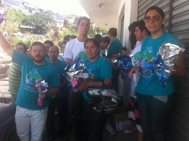 Jovens distribuíram ovos de Páscoa em abrigos de Teresópolis (Foto: Tássia Thum / G1)