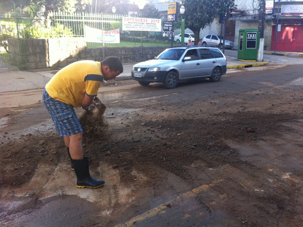 O carteiro Hamilton Monerat resolveu por conta própria fazer a limpeza de parte da Avenida Oliveira Botelho (Foto: Tássia Thum / G1)