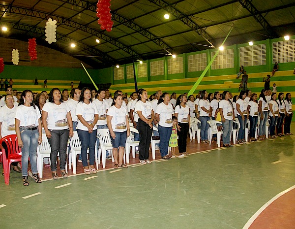 Grupo recebeu certificado pelos cursos do barco escola Samaúma (Foto: Divulgação/Senai)
