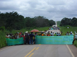 Assentados bloqueiam rodovia de MT (Foto: Divulgação / PRF)