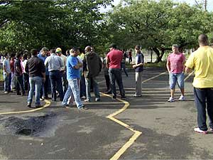 Instrutores de autoescolas em greve no local da prova (Foto: Reprodução EPTV)