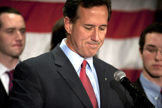 Rick Santorum anuncia sua saída da corrida eleitoral dos EUA nesta terça-feira (10)  em Gettysburg, na Pensilvânia (Foto: AP)