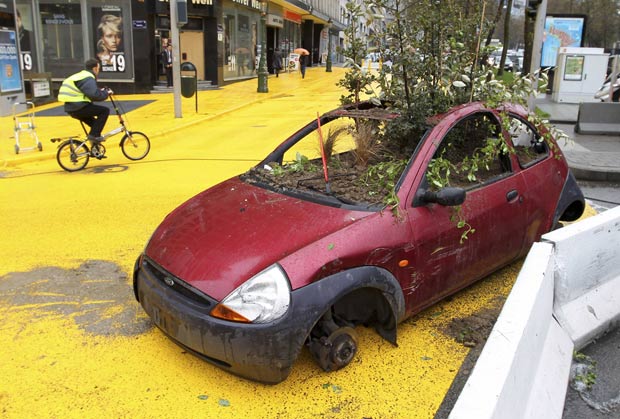 Carro velho foi transformado em vaso de plantas. (Foto: François Lenoir/Reuters)