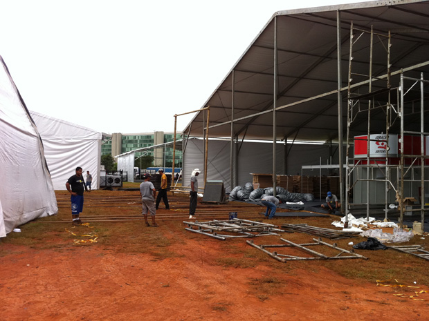 Operários montam estruturas dos pavilhões, na Esplanada dos Ministérios, em Brasília (Foto: Káthia Mello/G1)