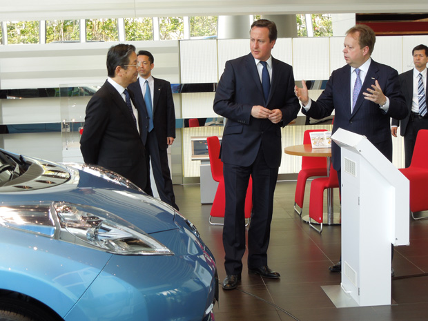 Primeiro-ministro britânico, David Cameron (centro), visitou a sede da Nissan em Yokohama, no Japão  (Foto: AP Photo/Nissan Motor Co.)