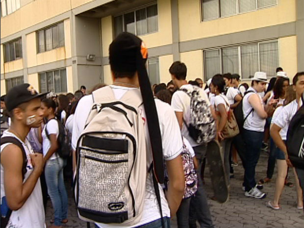 Estudantes fazem protesto e pedem melhorias em escola (Foto: Reprodução/TV Gazeta)