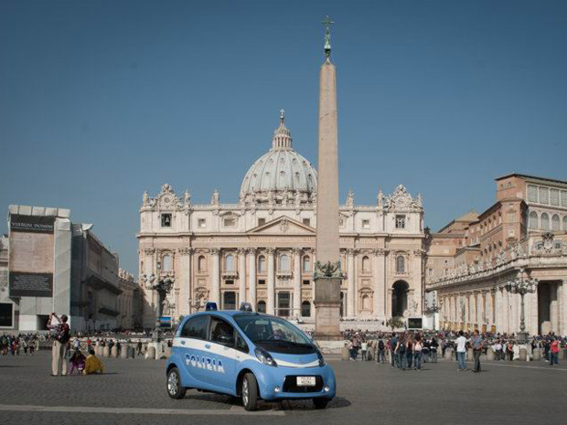Elétrico C-Zero começa a ser utilizado pela polícia do Vaticano (Foto: Divulgação)