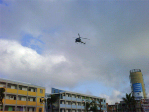 Helicóptero do GAM dá apoio aos PMs em Manguinhos (Foto: Divulgação/Bope)