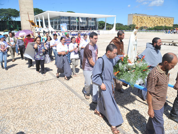Manifestantes contrários ao aborto de anencéfalos diante da sede do STF, em Brasília (Foto: Antonio Cruz / Agência Brasil)