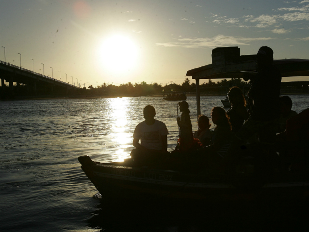 Passeio de barco é uma das opções para apreciar pôr do sol na Barra do Ceará. (Foto: Miguel Portela/Agência Diário)
