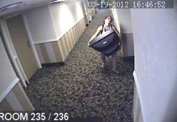 Ladra foi flagrada pelas câmeras de segurança de um hotel roubando TV. (Foto: Reprodução)
