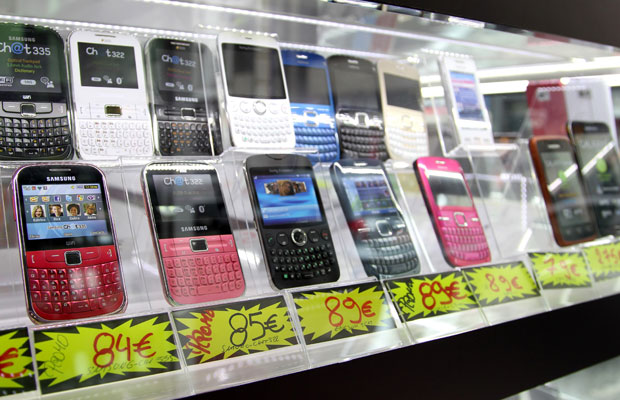 Celulares da Nokia, Samsung e Sony Ericsson são expostos em uma loja em Bruxelas, na Bélgica (Foto: Francois Lenoir/Reuters)
