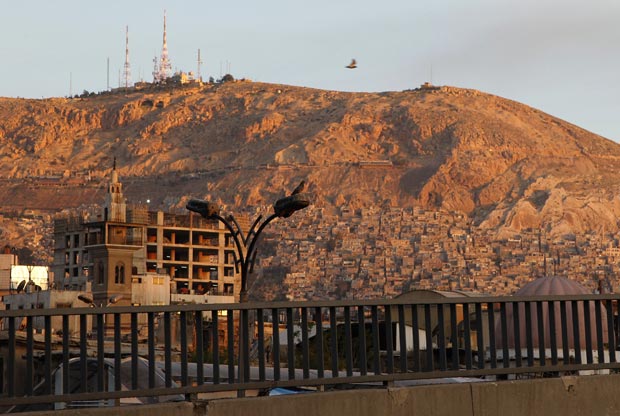 Vista de Damasco, capital da Síria, no amanhecer desta quinta-feira (12) (Foto: AP)