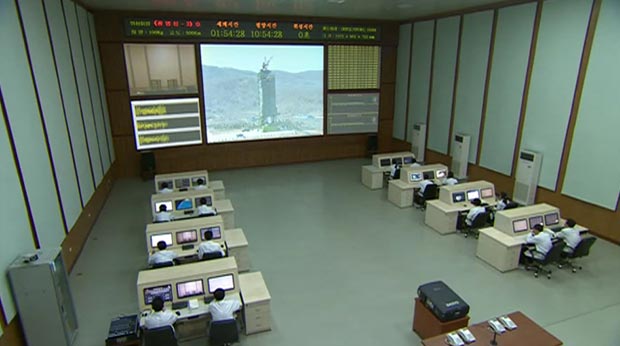Sala de controle da missão espacial norte-coreana é bem mais simples que a da Nasa (Foto: BBC)