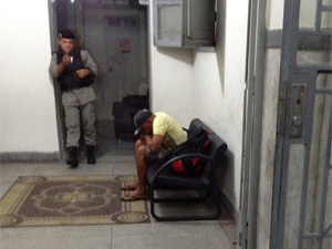 Sargento foi levado para a Central de Polícia e aguarda chegada da polícia de Pernambuco (Foto: Walter Paparazzo/G1)