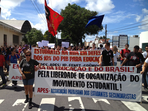 Estudantes fazem protesto em João Pessoa  (Foto: Walter Paparazzo/G1)
