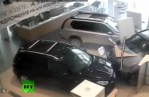 Médico russo invadiu concessionária de veículos em Moscou. (Foto: Reprodução)