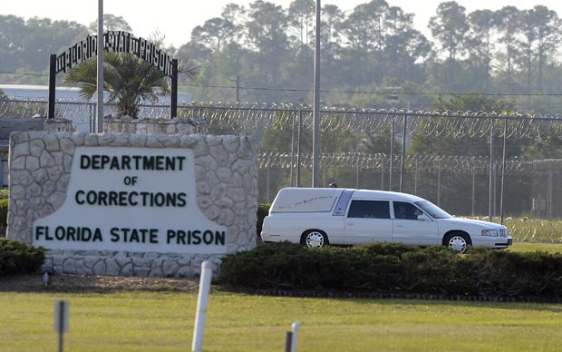 Carro funerário com o corpo de David Alan Gore deixa a Prisão Estadual da Flórida nesta sexta-feira (13) (Foto: AP)