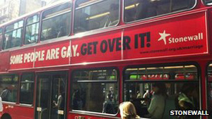 Anúncio pró-gay... (Foto: Stonewall)