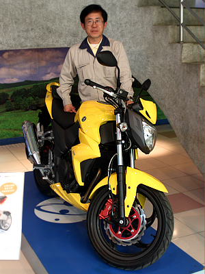 Henry Chiu com a T2, versão da Next 250 vendida em Taiwan. Modelo servirá de base para as motos de mairo cilindrada (Foto: Rafael Miotto/ G1)