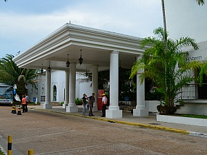 Hotel de luxo é localizado na Praia da Ponta Negra, em Manaus (Foto: Marina Souza/G1)