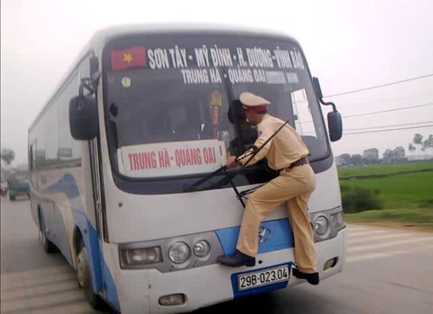 Condutor tentou fugir para não ser multado em Hanói, no Vietnã. (Foto: AP)