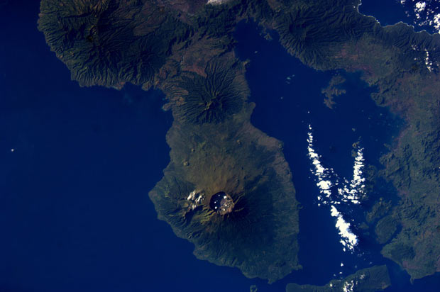 O astronauta André Kuipers, que está na Estação Espacial Internacional (ISS, na sigla em inglês), divulgou nesta sexta-feira (13) a imagem do vulcão Tambora, que fica na ilha de Sumbawa, na Indonésia.  (Foto: André Kuipers/ESA/Nasa)