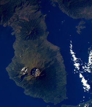 Do espaço, astronauta fotografa vulcão em ilha da Indonésia (André Kuipers/ESA/Nasa)